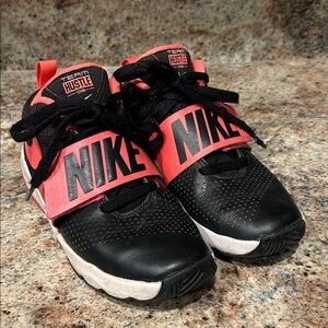 Nike Team Hustle D8 Youth 4 Black and Pink Basketball Sneakers